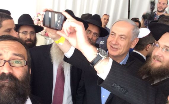 צפו: ה'סלפי' של נתניהו בכפר-חב"ד