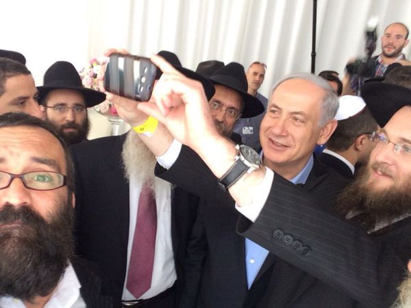 צפו: ה'סלפי' של נתניהו בכפר-חב"ד