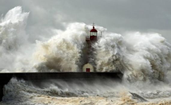 אסון בצ'ילה: הרוגים ברעידת אדמה עזה, אלפים נמלטו מבתיהם