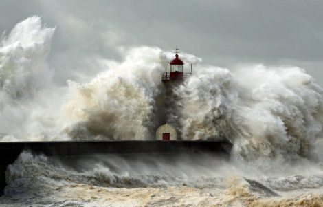 אסון בצ'ילה: הרוגים ברעידת אדמה עזה, אלפים נמלטו מבתיהם