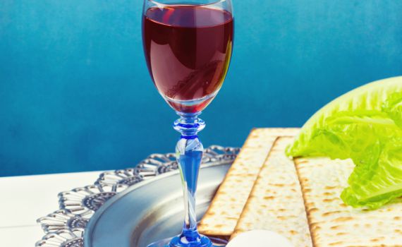 הלכות והליכות חג הפסח בעברית ובאנגלית