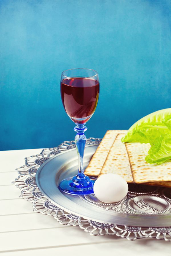 הלכות והליכות חג הפסח בעברית ובאנגלית