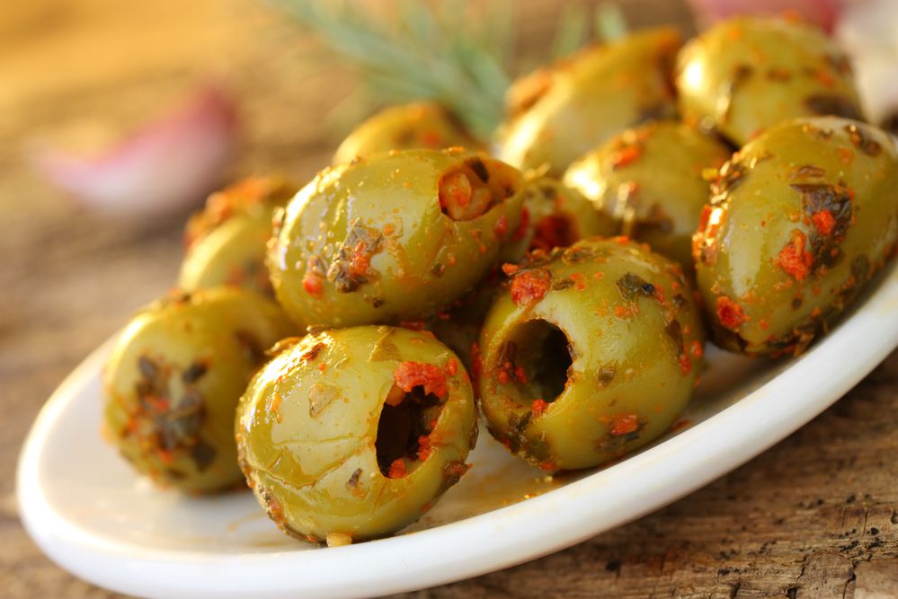 תוספת לוהטת: מתכון לזיתים חריפים ברוטב אדום