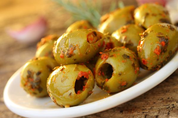 תוספת לוהטת: מתכון לזיתים חריפים ברוטב אדום