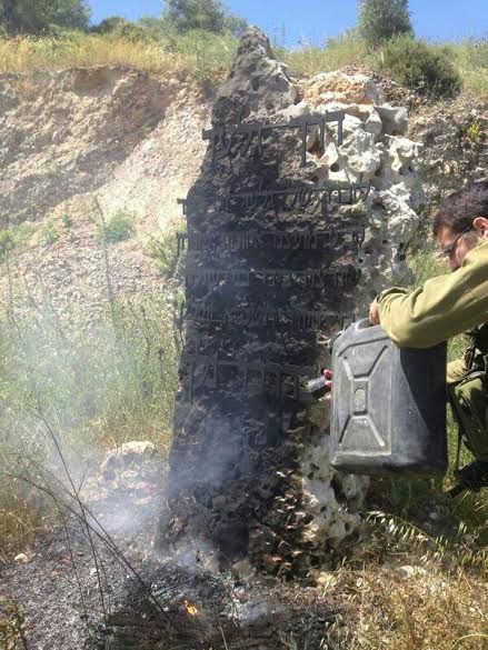 ערבים שרפו את האנדרטה לזכר גלעד זר