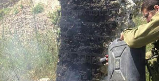 ערבים שרפו את האנדרטה לזכר גלעד זר