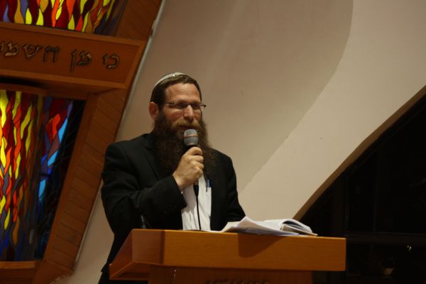 אבות ג': ליצנות וציניות מול דברי תורה והשראת שכינה