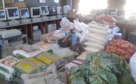 מחשבים ישנים לצד תפוחי אדמה ובננות