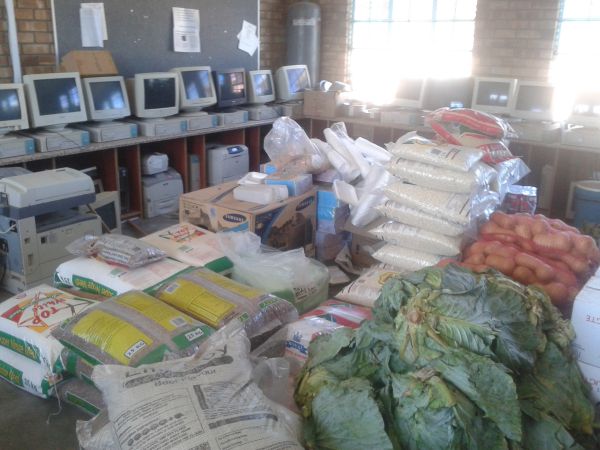 מחשבים ישנים לצד תפוחי אדמה ובננות