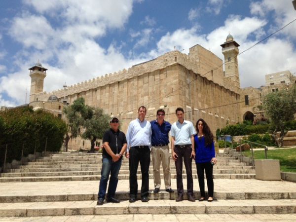 אקוניס בחברון: "נתגבר על הקשיים ובקרוב יאוכלס גם בית המכפלה"