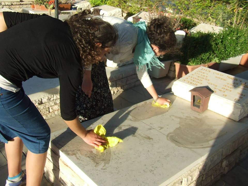 בני נוער מהישוב תלם יצאו לנקות קברי נופלים