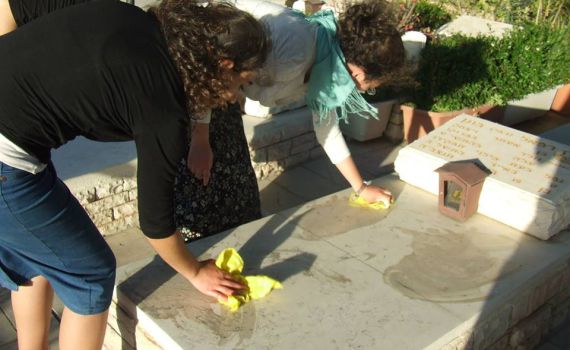 בני נוער מהישוב תלם יצאו לנקות קברי נופלים