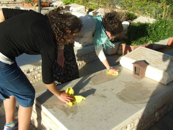 בני נוער מהישוב תלם יצאו לנקות קברי נופלים