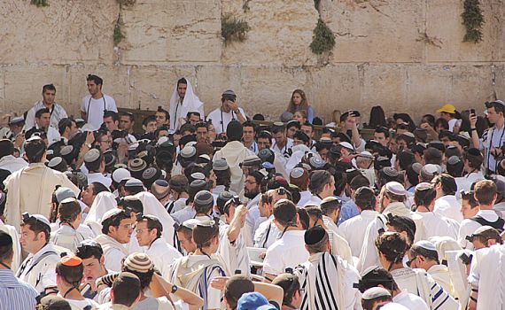 עוצמה: תלמידי ה'הסדר' בתפילת חג בכותל