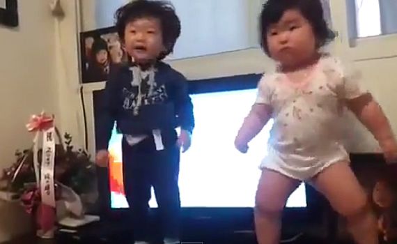 רקדנית מלידה: התינוקת הקוריאנית שהדהימה את הרשת