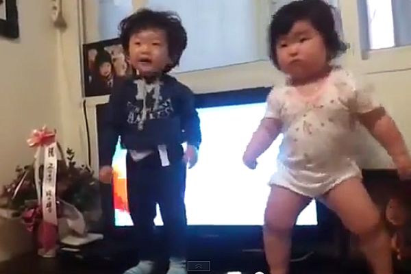 רקדנית מלידה: התינוקת הקוריאנית שהדהימה את הרשת