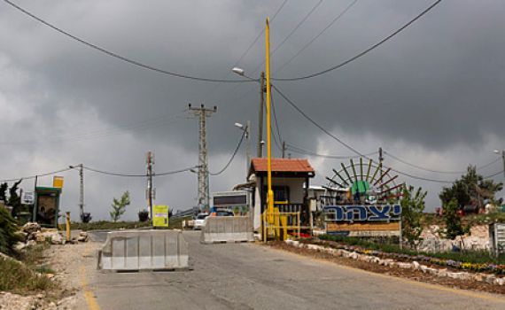 תושבת יצהר: "שוטרים איימו שיקחו את ילדיי"