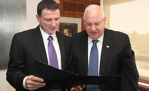 המרוץ לנשיאות יוצא לדרך: המועמדים הגישו את טפסי החתימות