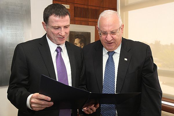 המרוץ לנשיאות יוצא לדרך: המועמדים הגישו את טפסי החתימות