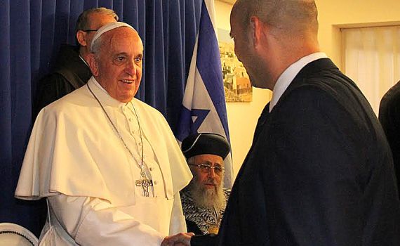 בנט פגש את האפיפיור: "יש לו עיניים טובות"