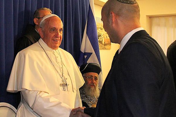 בנט פגש את האפיפיור: "יש לו עיניים טובות"