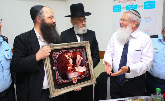 צפו: הרב בן דהן מבקר בתחנת ריכוז חללים של זק"א