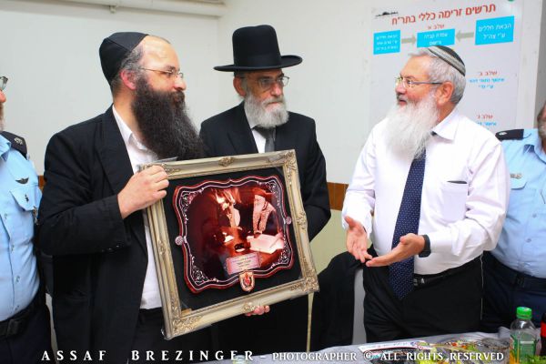 צפו: הרב בן דהן מבקר בתחנת ריכוז חללים של זק"א