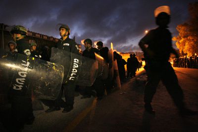 טירוף: קטינה רשמה בגיר על המדרכה תג מחיר ועוכבה לחקירה