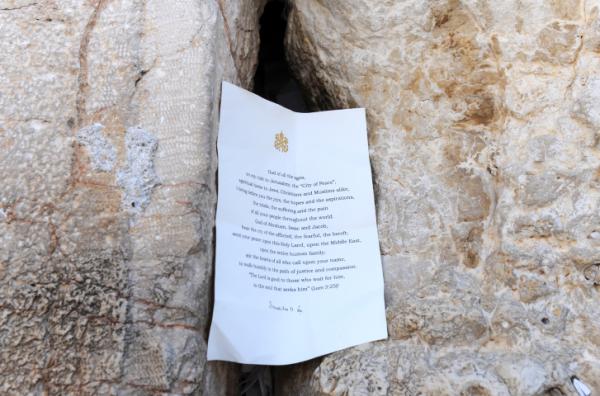 הפתק של האפיפיור בכותל: "תסלח לנו"