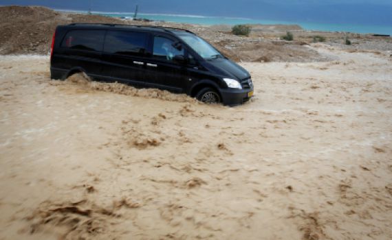 גשמי פתע במדבר יהודה: עשרות מטיילים לכודים בשטפונות