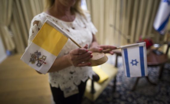 שו"ת: אסור להסתכל על האפיפיור; יש לקרוא לו בשם גנאי