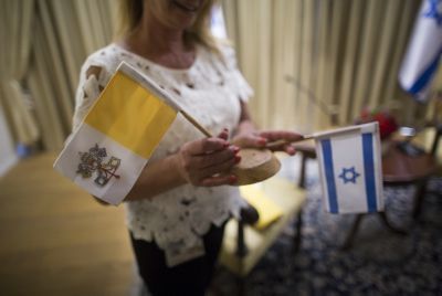 שו"ת: אסור להסתכל על האפיפיור; יש לקרוא לו בשם גנאי