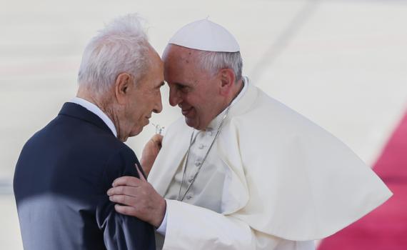 הבוקר: האפיפיור מבקר בכותל המערבי