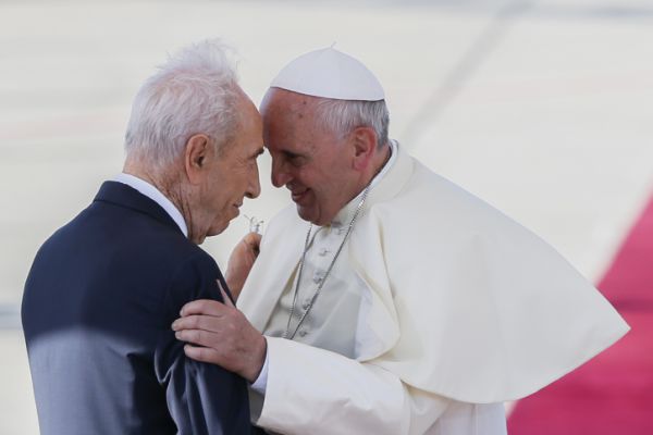 הבוקר: האפיפיור מבקר בכותל המערבי