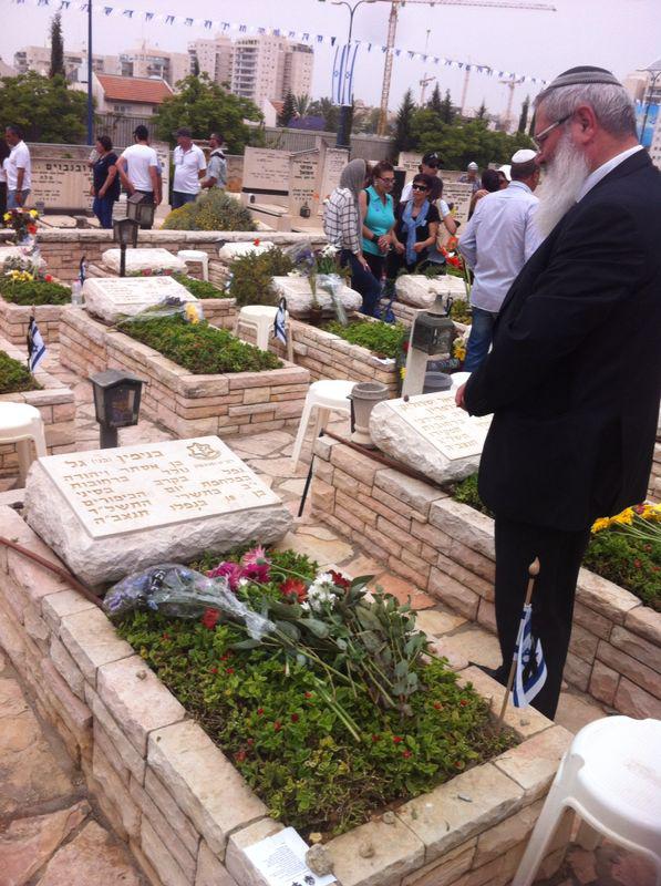 זוהה לפי הציצית: הרב אלי בן דהן פקד את קבר חברו לישיבה