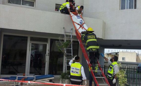 ראשון לציון: בת 50 צנחה אל מותה מגובה 6 קומות