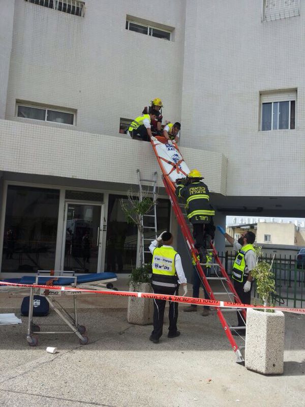 ראשון לציון: בת 50 צנחה אל מותה מגובה 6 קומות