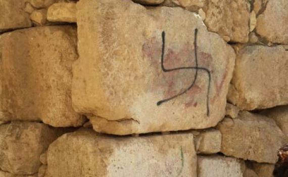 ערבים ריססו צלב קרס על בית הכנסת העתיק בסמוע