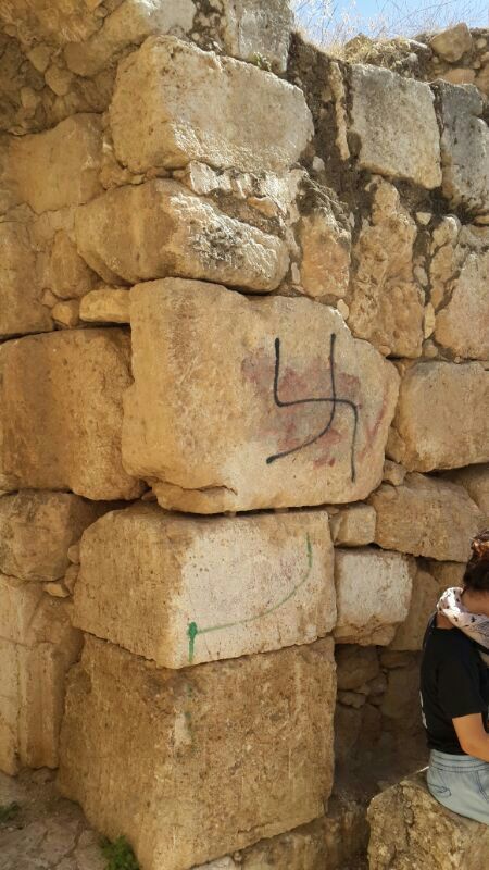 ערבים ריססו צלב קרס על בית הכנסת העתיק בסמוע