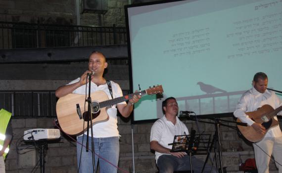 צפו: בנט והגיטרה בשירת ירושלים של זהב