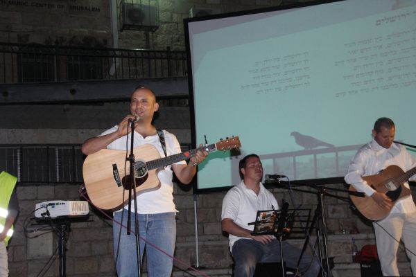 צפו: בנט והגיטרה בשירת ירושלים של זהב