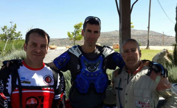 ירד מהחליפה: דני קושמרו יצא לרכיבת שטח באזור בנימין