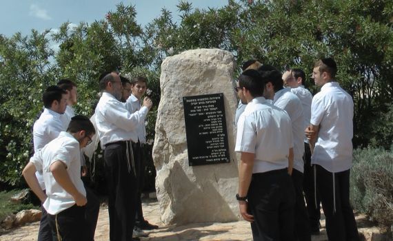 צעירים חרדים המיועדים לגיוס הקדישו את הלימוד לזכר הנופלים