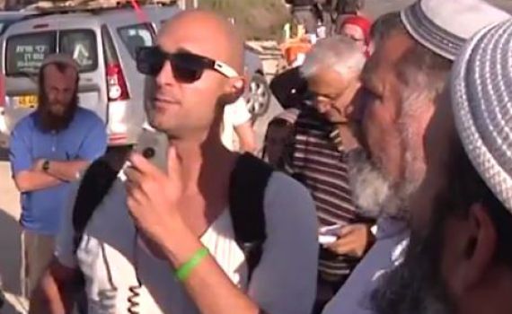 הטרול הגיע להפגנת אנשי השמאל: "אנחנו בעד יצהר"