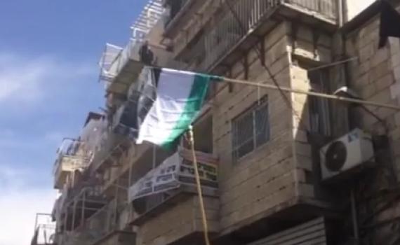 צפו: שריפת דגל אש"ף שנתלה במאה שערים