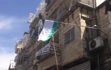 צפו: שריפת דגל אש"ף שנתלה במאה שערים