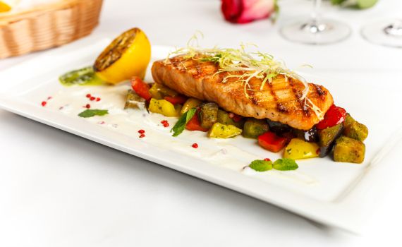 מתקתק ועסיסי: מתכון לסלמון ברוטב צ'ילי