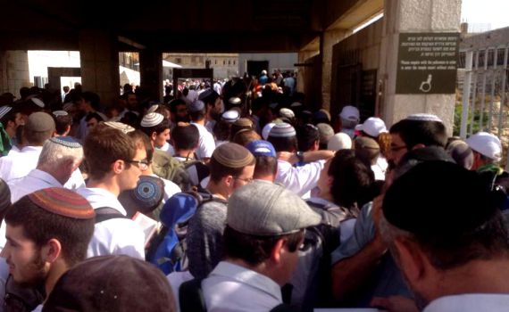 לעיני המוסלמים: שירה יהודית אדירה בהר הבית