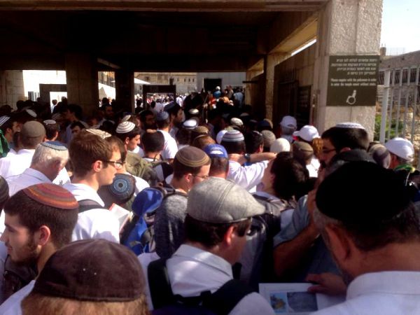 לעיני המוסלמים: שירה יהודית אדירה בהר הבית