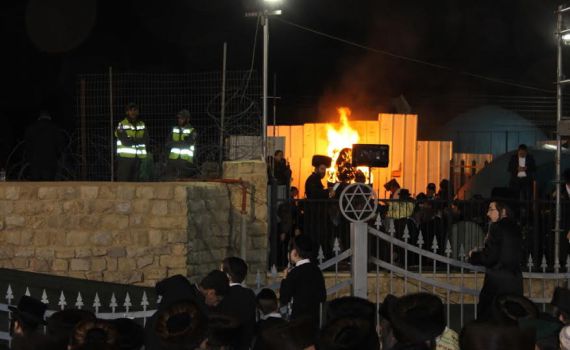 שֶׁמֶן שָׂשׂוֹן מֵחֲבֵרֶיךָ: צפו ברבבות חוגגים ל"ג בעומר במירון